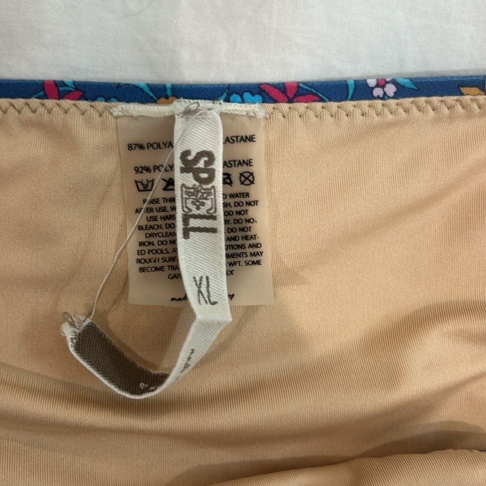 Bikini - Picture 4 of 5
